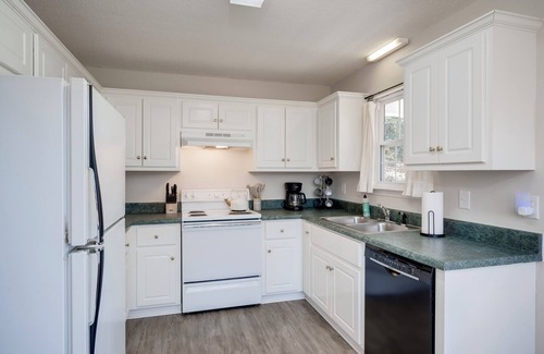 Augusta Cottage | Bright Spacious Augusta Cottage - 1 Bedroom Studio With Parking