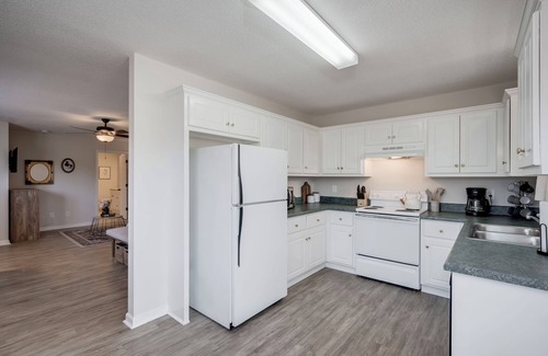 Augusta Cottage | Bright Spacious Augusta Cottage - 1 Bedroom Studio With Parking