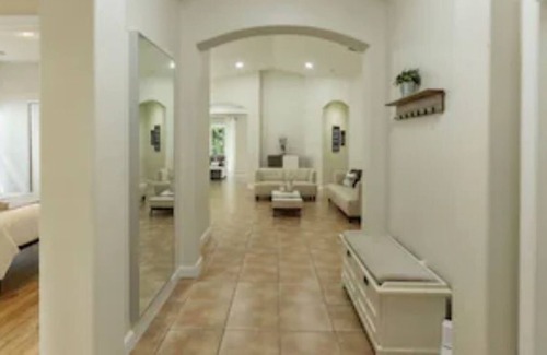 Tamiami House | Bright & spacious centrally located 4 bed home