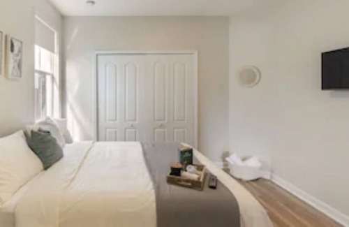 Tamiami House | Bright & spacious centrally located 4 bed home
