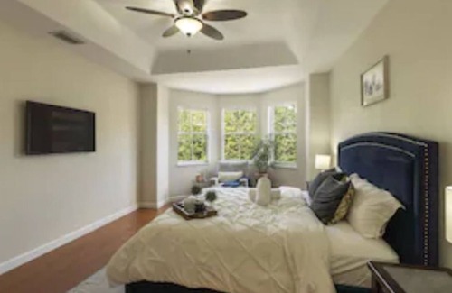 Tamiami House | Bright & spacious centrally located 4 bed home