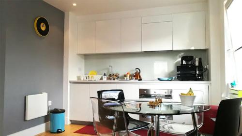Finsbury Park Apartment | Bright & spacious Double Bedroom with EnSuite and Concierge! Paid parking available