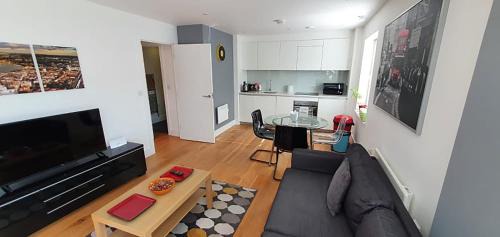 Finsbury Park Apartment | Bright & spacious Double Bedroom with EnSuite and Concierge! Paid parking available