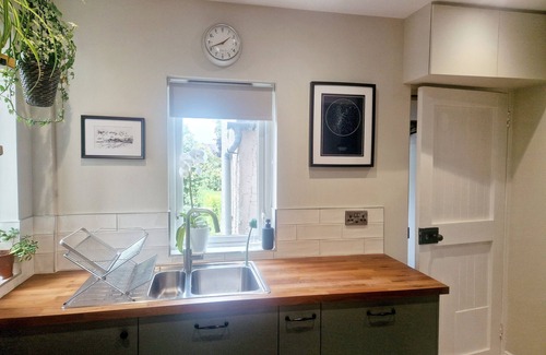 Bangor House | Bright spacious home- 5 mins from the beach!