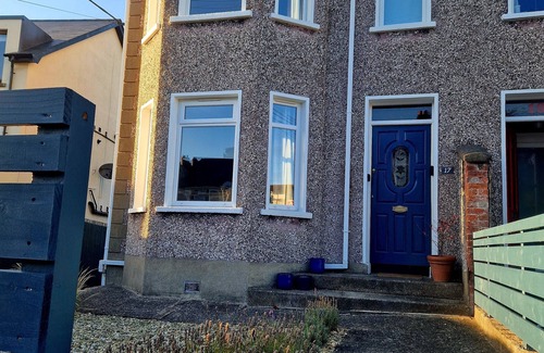 Bangor House | Bright spacious home- 5 mins from the beach!