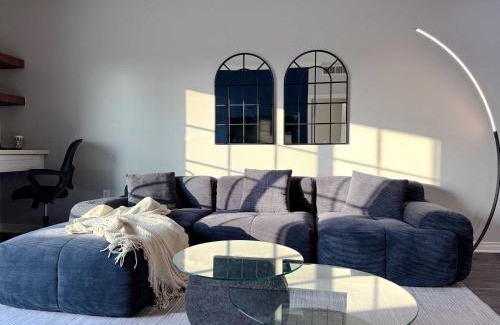 Miracle Mile Apartment | Bright & Spacious in Iconic LA Neighborhood Free parking - 10mins to Cedars