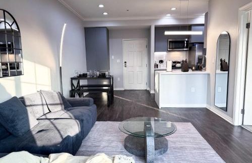 Miracle Mile Apartment | Bright & Spacious in Iconic LA Neighborhood Free parking - 10mins to Cedars