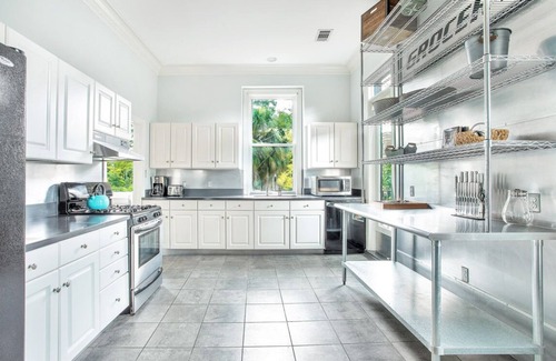 Old West Broad Neighborhood House | Bright & Spacious Loft Among Oak Trees, Walk Everywhere by Lucky Savannah