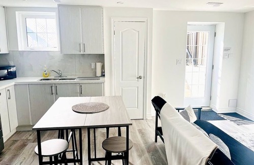 Brampton Apartment | Bright & Spacious Luxury Suite - A Comfy Getaway