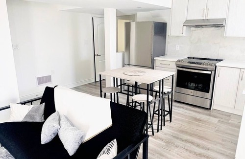 Brampton Apartment | Bright & Spacious Luxury Suite - A Comfy Getaway