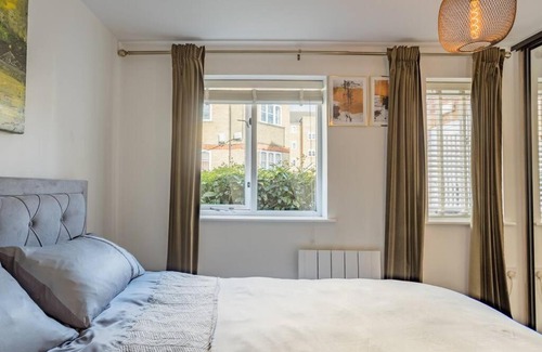 Island Gardens Apartment | Bright &Spacious One Bedroom Flat off Canary Wharf