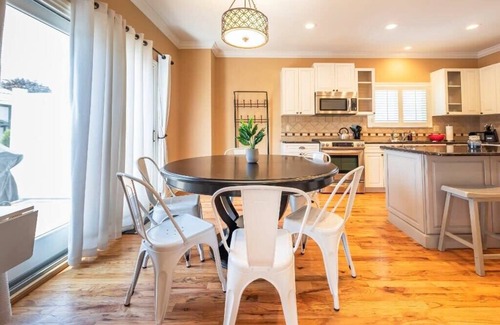 Plymouth House | Bright, Spacious Plymouth 4BR - Walk to DT!