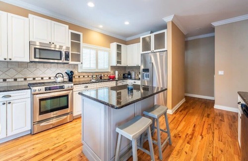Plymouth House | Bright, Spacious Plymouth 4BR - Walk to DT!