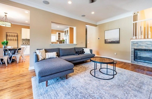 Plymouth House | Bright, Spacious Plymouth 4BR - Walk to DT!