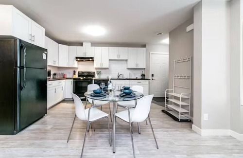 Jasper Place House | Bright Spacious Suite - King Bed - Long Stays - WiFin