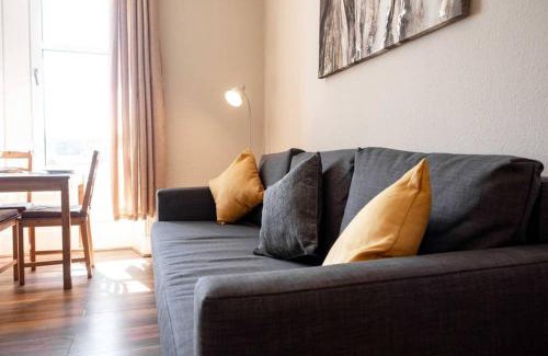Glenisla Apartment | Bright, Spacious West-End Flat, Near University