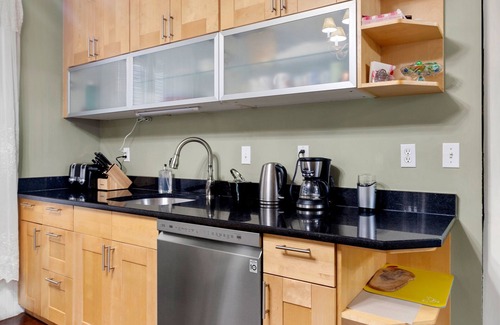 Dorchester Condo | Bright & Specious 2 BR apartment mins from Downtown Boston, parking