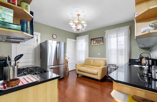 Dorchester Condo | Bright & Specious 2 BR apartment mins from Downtown Boston, parking
