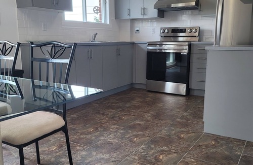 Pointe Claire Apartment | Bright & Specious 3 Bd Condo