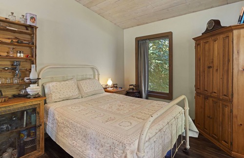 Bayfield Cabin | Bright Studio Cabin, Pet Friendly, Views, Wifi, 1 mile to Vallecito Lake