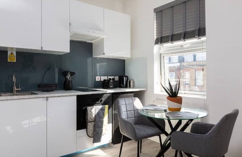 Harrow Road Apartment | Bright Studio Near Maida Vale, great connection to Central London
