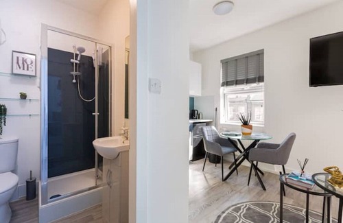 Harrow Road Apartment | Bright Studio Near Maida Vale, great connection to Central London