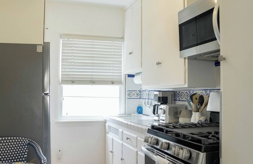 North of Wilshire Apartment | Bright Studio retreat - Walk to shops/dining - C