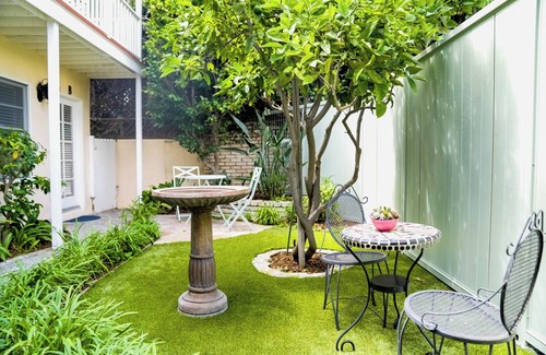 North of Wilshire Apartment | Bright Studio retreat - Walk to shops/dining - C