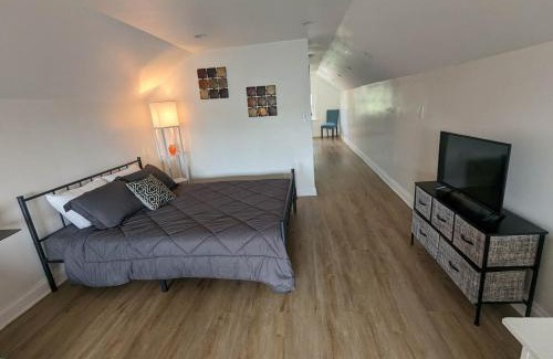Livingston Park Apartment | Bright Studio Stay Downtown
