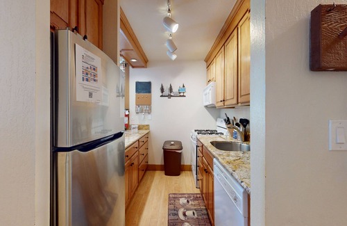 Truckee Apartment | Bright studio with access to hot tub & pools - near the slopes