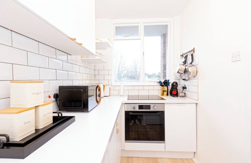 East Putney Apartment | Bright Studio w balcony, Putney, 5min tube
