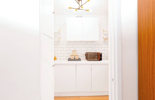 East Putney Apartment | Bright Studio w balcony, Putney, 5min tube