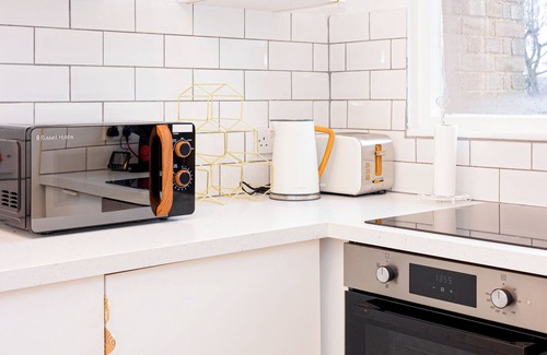 East Putney Apartment | Bright Studio w balcony, Putney, 5min tube
