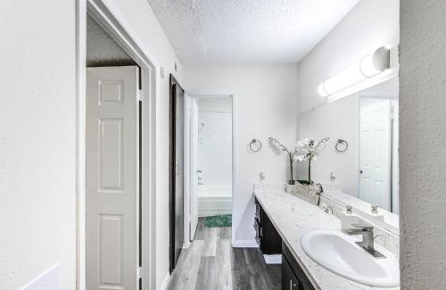 Woodlake - Briar Meadow Apartment | Bright & Stylish 1BR Free WiFi Free Parking