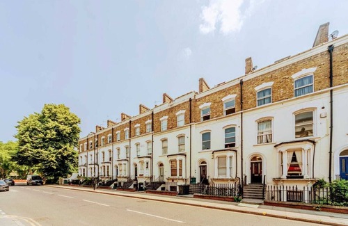 Mildmay Condo | Bright & Stylish 2BR Flat in Trendy Newington Green, London