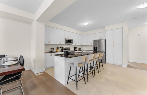 Oakville House | Bright & Stylish 5 BR Getaway in Oakville!