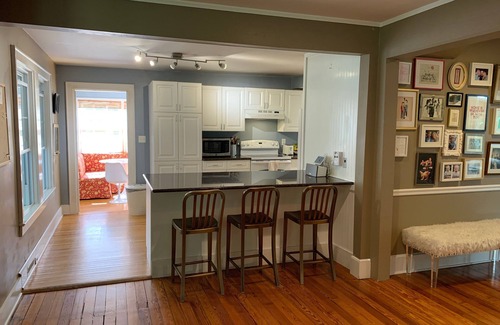 North Stamford House | Bright Stylish Chic 4BR 4BA Home Pet Friendly!