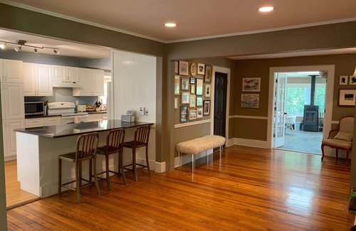 North Stamford House | Bright Stylish Chic 4BR 4BA Home Pet Friendly!