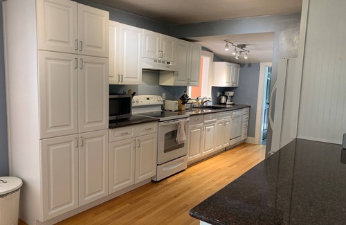 North Stamford House | Bright Stylish Chic 4BR 4BA Home Pet Friendly!