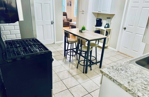 Haledon House | Bright, Stylish & Cozy 5Bed Home w/Backyard & Grill