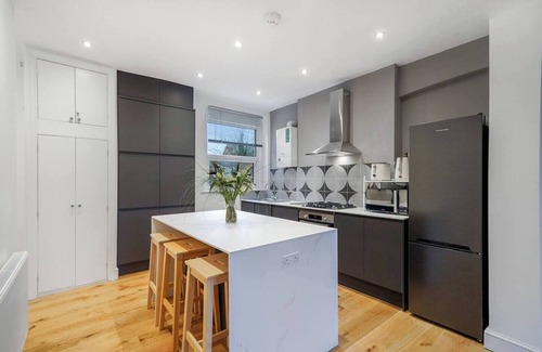 Harringay Ladder Apartment | Bright stylish N. London retreat