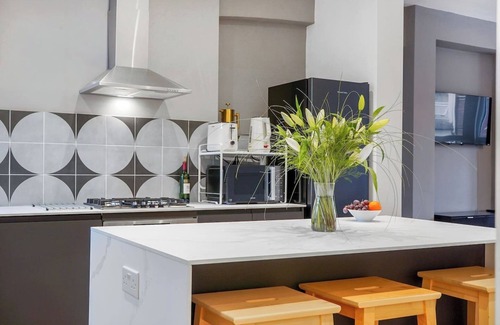 Harringay Ladder Apartment | Bright stylish N. London retreat