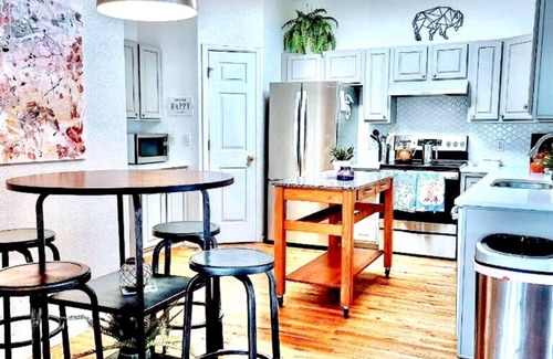 Barths House | Bright & Stylish Home Away From Home w Spacious Bedrooms + Game Room