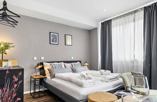 Antonviertel Apartment | ☆BRIGHT: Stylish & New Studio | Kitchen | Parking