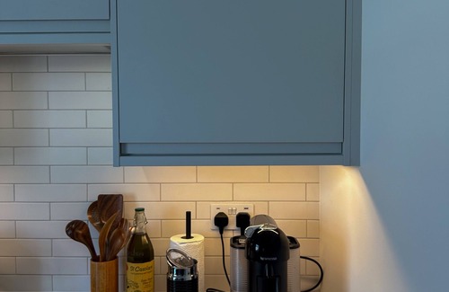 Camden Town Apartment | Bright Stylish Studio steps from Camden Market