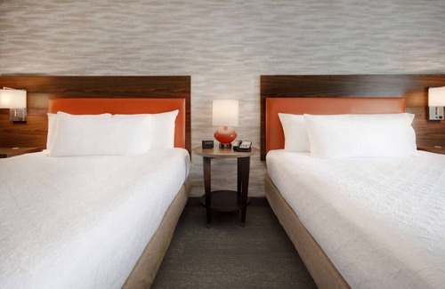 University Hotel | Bright Suite Perfect for Families Near Eastland Lake