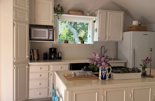 West Tisbury Cottage | Bright Summer Cottage in lovely West Tisbury with Beach Pass, AC, WiFi