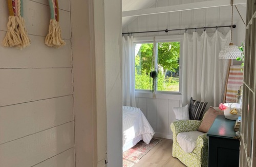 West Tisbury Cottage | Bright Summer Cottage in lovely West Tisbury with Beach Pass, AC, WiFi