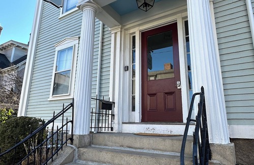 Historic Hill Apartment | Bright & Sunny 1 Bed/1 Bath/Dog Friendly on Historic Spring St.