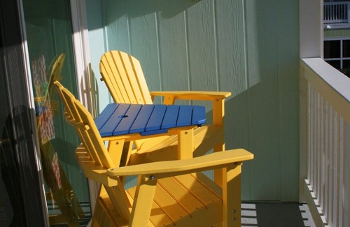 Emerald Isle Condo | Bright, sunny, beautifully decorated one-bedroom condo overlooking the pool.